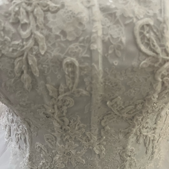 Wedding dress - Picture 4 of 12